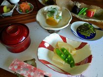 夕食は季節の野菜中心の料理を１品ずつお出しします