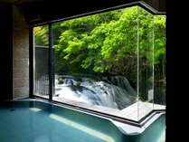 会津の名所・名瀑「伏見ヶ滝（ふしみがたき）」を望む、絶景の大浴場「庄助風呂」のイメージ♪