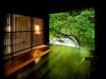 会津の名所・名瀑「伏見ヶ滝（ふしみがたき）」を望む、絶景露天風呂「瀧美の湯」の夜のイメージ♪
