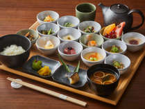 朝食メニュー（和食膳）：1日限定30食の和御膳。京都の食材を生かした16種類の小鉢をお愉しみください。