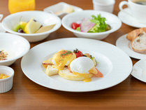 朝食メニュー（洋食）「エッグベネディクト」：濃厚な卵の味わいが特徴のゲートホテル人気No.1の朝食