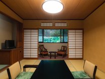 「一般客室」純和風の懐かしさ、木のぬくもりを感じる客室。歴史を感じる木造建築の空間でお寛ぎください。