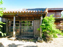 【外観】沖縄伝統の古民家を基調としたゲストハウスです
