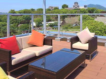 【ホテル屋上】屋上にはソファーもご用意。ゆったりと熊本城を眺めることができます。