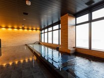 【大浴場「大海」（10階）女湯】パノラマビューの広々とした浴槽。リラックスもできる寛ぎの空間です。