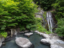 滝見の湯：正面に滝を眺めながら、ダイナミックな景観をお楽しみください。