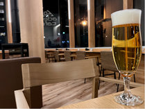 夜の温泉街を眺めながら嗜む一杯のビール。1日の締めくくりにいかがでしょうか？【adex　cafe/8:00~22:00】