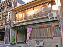 ※当館は京都駅から徒歩10分。西本願寺に程近い旅館です。 写真