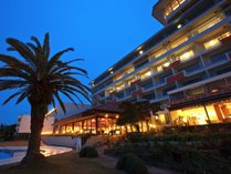 ■夕暮れの幻想的な雰囲気に包まれるグランドホテル。目の前には海が広がります 写真