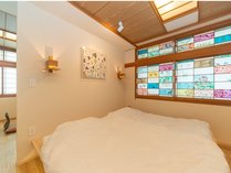 アーティストルーム307　作家山形敦子さんの作品　リビングと寝室があり2名から5名対応