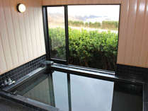 【浴場】日本海を眺めながら相川温泉でゆっくり疲れを癒してください。(パックスナチュロン完備)