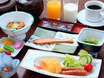 *【朝食一例】地元産のおいしいご飯とお味噌汁、やさしい味わいの素朴な和定食をご用意。