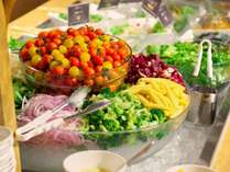 ◇【お食事】ブッフェでは、地元産の新鮮野菜などを使用したサラダも人気♪