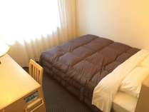 シングルルームに1400サイズベッド設置しています。