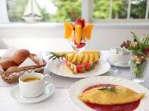 ・朝から元気チャージ　焼き立てパンと豪華フルーツ盛の朝食　