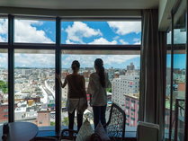 沖縄の青空を部屋いっぱいに取り込む客室１面に広がる大きな窓。