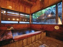 大人気の檜風呂は半露天で自然を感じながら温泉の醍醐味をお楽しみ下さい。