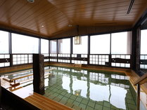 【天然温泉大浴場・男子】内風呂（湯温：40℃～41℃）浴場内から宍道湖が見えます♪
