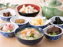 松阪牛しぐれや三重県産真鯛など三重の食材を楽しむお茶漬け6種類とミニバイキングをご利用いただけます。