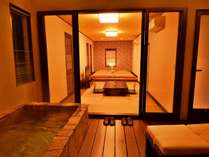 露天風呂付き客室「つばき」部屋から露天風呂へのアクセスはご覧のとおり「１歩」です。