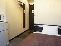 シングルルーム☆冷蔵庫完備しております☆横幅110cmのセミダブルベッドをご用意しております。