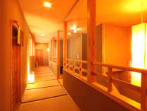 【館内廊下】和の風情あふれる『畳廊下』灯篭で温かみのある空間を演出♪