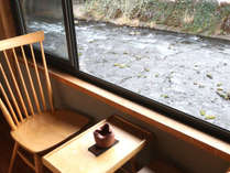 【和室１０畳からの眺め】芹川に面した客室で、渓流のせせらぎで心地よい時間を。