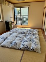 寝室(2)　和室約８畳　お布団は４組敷けます。