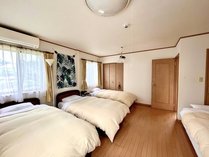２階洋室にはベッド４台、　広々クローゼット、清潔な寝具が揃っております。