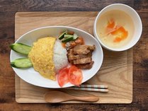 朝食は、カンボジアの代表的な料理、クイティウ（麺）とバイサッチュルーク（ご飯）から選択