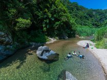 *周辺の伊江川で水遊びを楽しめます。神秘的な色の水面をご覧頂けます。