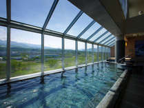 【大浴場】最上階にある広々とした大浴場。一面ガラス越しに壮大な蔵王連邦、山形の風景を望めます。