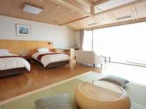 ゆったりとした空間（露天風呂付き和洋室一例）大きな窓から日本海のパノラマがひろがる