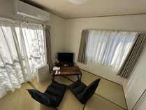 ■和室：4.5畳　エアコン・加湿空気清浄機・布団セット・テレビ32インチ・Wii　U・テーブル・座椅子
