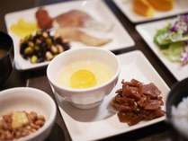 【朝食】3階レストラン…朝食内容…地元の食材を取り入れた和食・洋食のビュッフェ