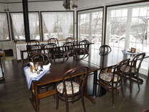 レストラン全景と展望窓からの冬景色