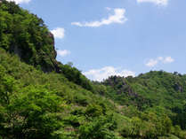 *【景色】当館は奇岩に囲まれた谷底にあり、周りにあるのは雄大な自然のみです