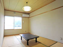 *【和室（一例）】6畳のシンプルなお部屋。窓の外には田園風景が広がります。