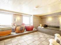 【男子大浴場全景】福山城をイメージしたシックで力強いデザインです。