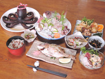 *【夕食一例】その日仕入れる旬の魚介類を使ったお料理です。（※お食事内容は仕入れにより異なります）