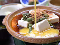 *ご朝食一例/大山名産の自家製豆腐を中心に、季節の味覚を盛り込んだ心尽くしの品々。