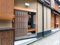 梅林庵は趣のある京町家。<BR>小さな坪庭を眺められるリビングは京都の風情を感じられます。<BR>晴れた日には、縁側でのんびりゆったりと過ごすのもおすすめ♪<BR>人気の清水寺・祇園エリアまで徒歩10分の好立地！