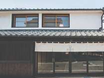 kurasuは、「重要伝統的建造物群保存地区」に選定された、龍野城下町全域をホテルに見立て、町に点在する古民家を一室とし、一棟貸し切りスタイルでご利用いただけるホテルです。