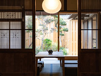 ・【kawaracho　148　和室】座敷からは日本の風情溢れる中庭が見られます