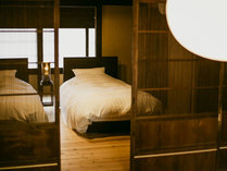 ・【kawaracho　148　1F寝室】ふかふかなベッドで快適な夜をお過ごしください。毛布もございます