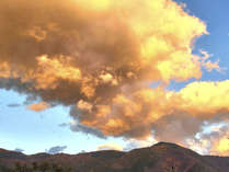 露天風呂から見た夕焼け雲と大文字山