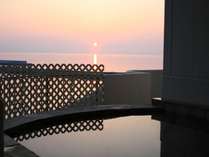 最上階の露天風呂からは天気が良ければ素晴らしい夕陽が望めます。