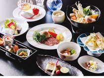 【ご夕食】イメージ　四季折々の食材を用いた会席料理。富士山麓牛の陶板焼や宝刀鍋もご用意いたします