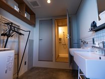 シャワーブース２室、洗面、洗濯機