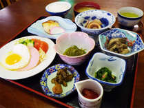 *朝食一例/ごはんに合うおかずがたっぷり付いた和食メニューをご用意します。